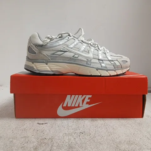 BOXED PAIR OF NIKE P-6000 TRAINERS IN LIGHT GREY SIZE UK 7