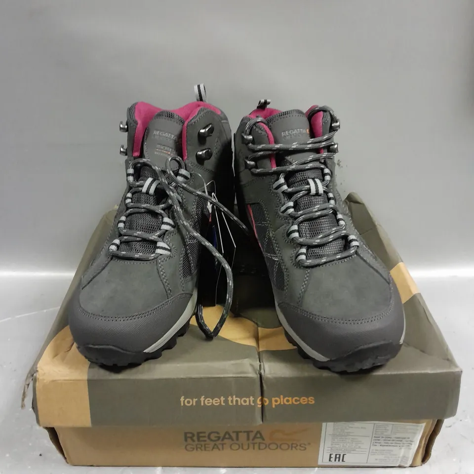 BOXED PAIR OF REGATTA WOMENS CLYDEBANK WATERPROOF WALKING SHOES - 6
