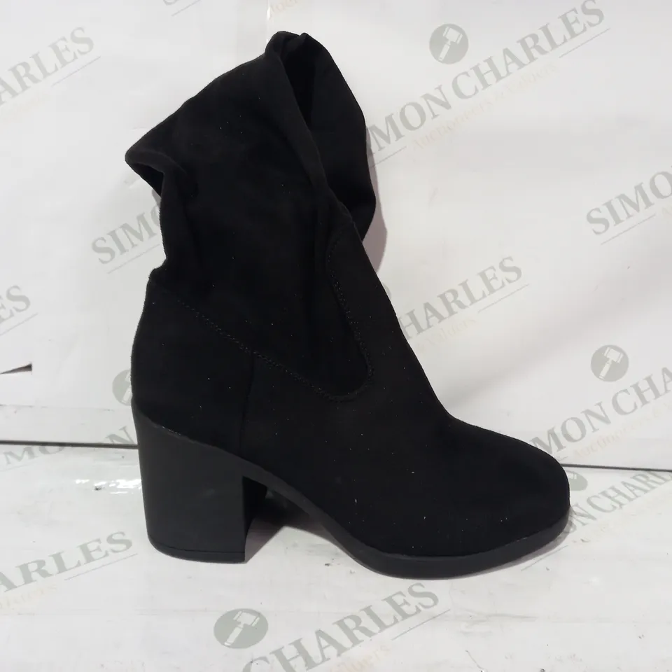BOXED PAIR OF TRUFFLE COLLECTION SUEDE ROUND TOE BLOCK HEEL KNEE BOOTS IN BLACK UK SIZE 6
