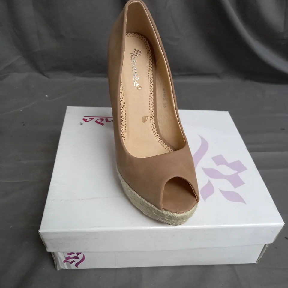 BOX OF APPROX 20 PAIRS OF OPEN TOE HEELS IN VARIOUS COLOURS TO INCLUDE BEIGE, CREAM AND BLACK - VARIOUS SIZES