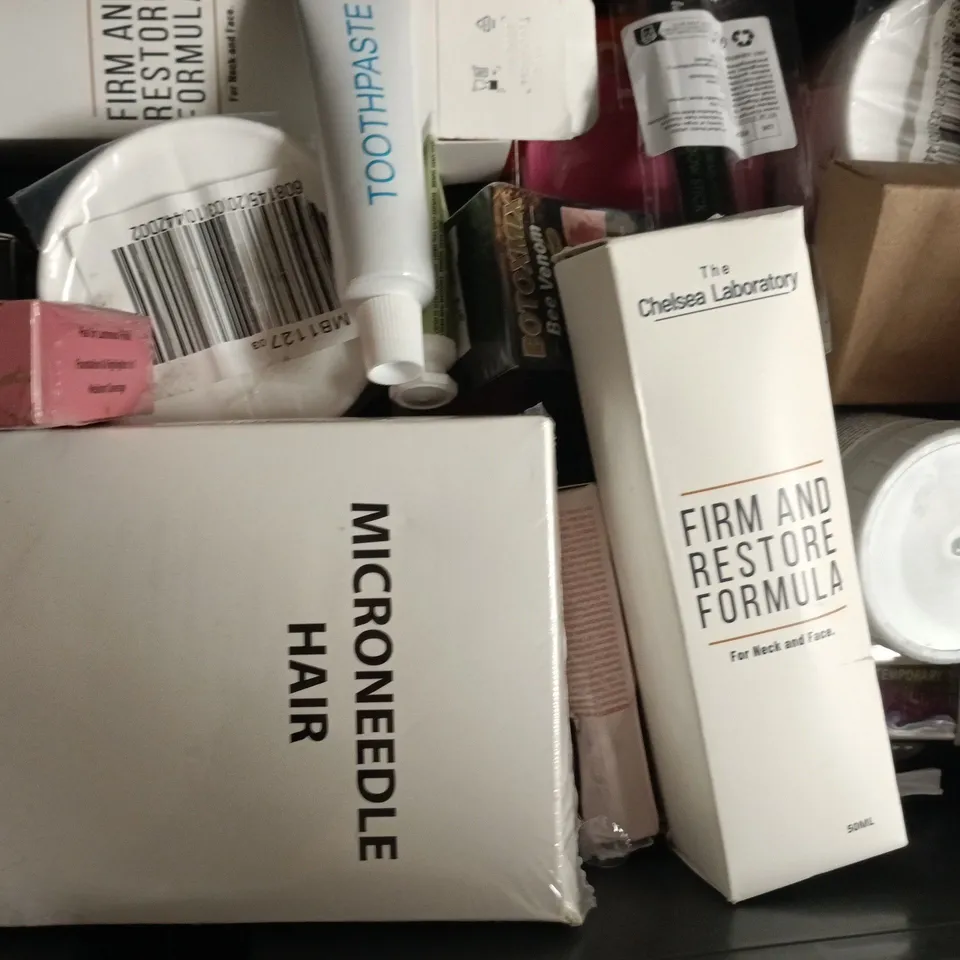 APPROXIMATELY 20 ASSORTED COSMETIC ITEMS TO INCLUDE LISTERINE, AVAMYS, ETC - COLLECTION ONLY
