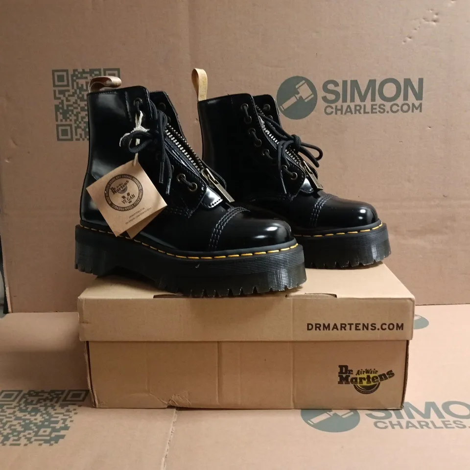 BOXED PAIR OF DR MARTENS VEGAN SINCLAIR BOOTS IN BLACK SIZE UK 5
