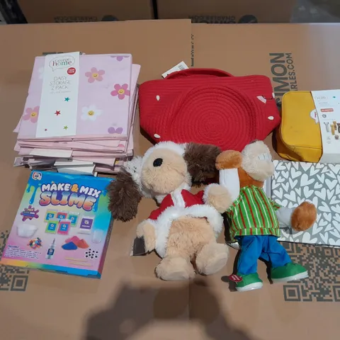 BOX OF APPROXIMATELY 15 ASSORTED BEDDING AND SOFT FURNISHING ITEMS TO INCLUDE - CANDLES- STORAGE BOXES- WOODEN SKILLETS ETC.