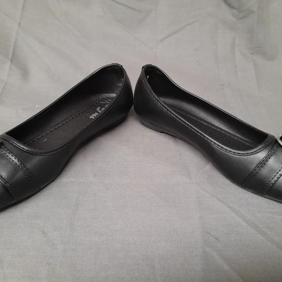 BOXED PAIR OF SOFIA PEEP TOE SLIP-ON SHOES IN BLACK EU SIZE 39