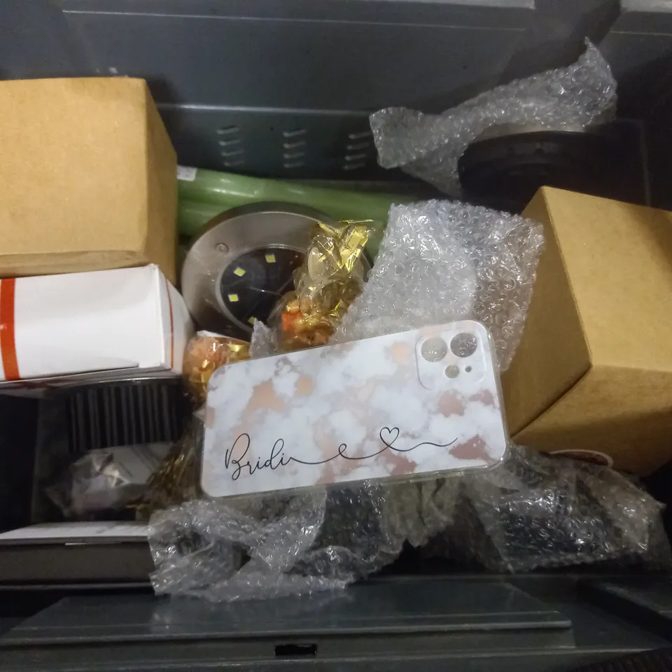 BOX OF APPROX 15 ASSORTED ITEMS TO INCLUDE - NO 1 LOVE & HOPE SCENTED CANDLE - PRETTY & PETAL CANDLE - SCENTSY WAX MELTS ECT