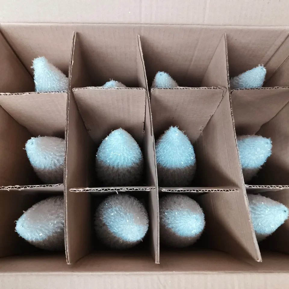 APPROXIMATELY 12 GISELA GRAHAM LONDON WHITE BOTTLE BRUSH CHRISTMAS TREE DECORATIONS