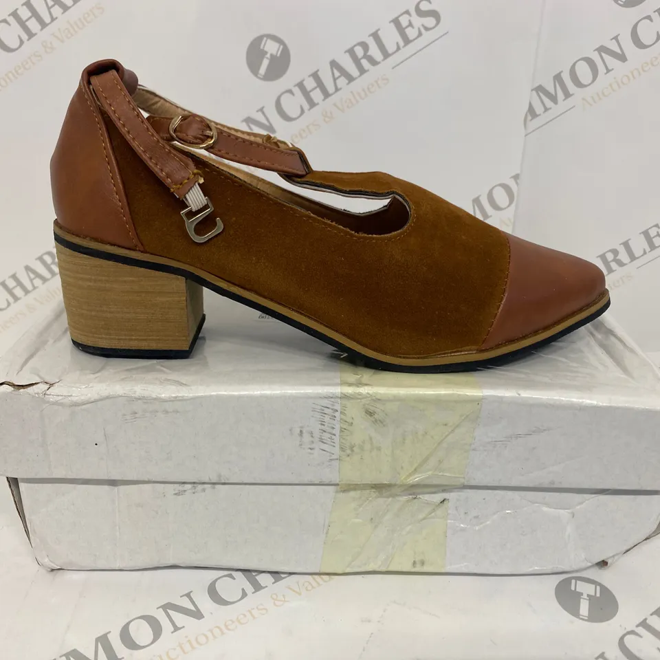 BOXED PAIR OF BROWN SHOES SIZE 38