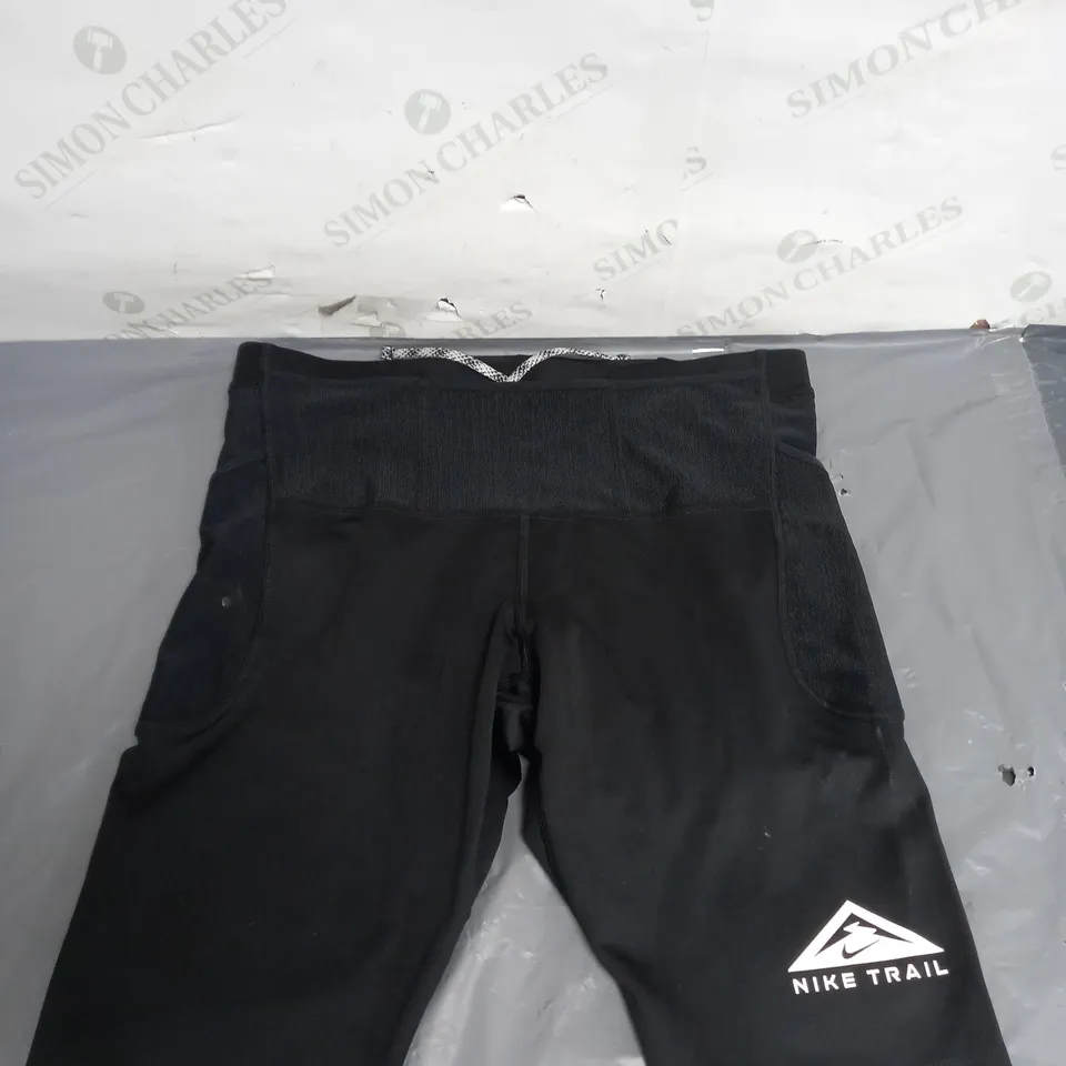 NIKE TRAIL SHORTS SIZE M