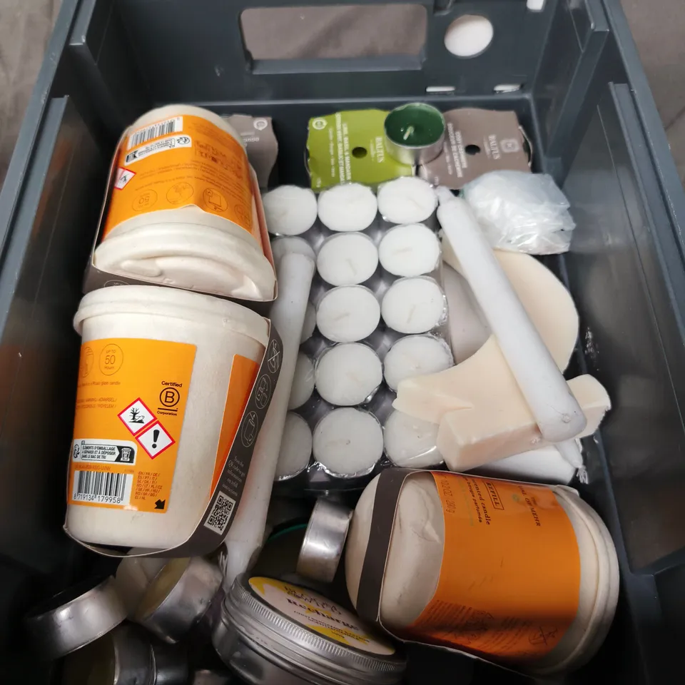 APPROXIMATELY 12 ASSORTED HOUSEHOLD ITEMS TO INCLUDE SCENTED CANDLES & WAX MELTS