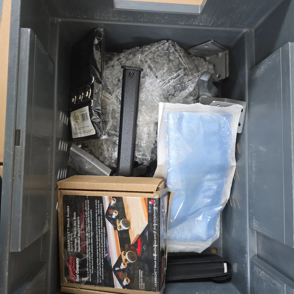 APPROXIMATELY 15 ASSORTED HOUSEHOLD PRODUCTS TO INCLUDE KLEENEX TISSUES, LUNCHBOX BAG, WAFFLE PAN ETC 