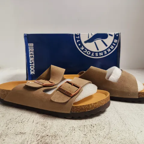 BOXED PAIR OF BIRKENSTOCK ARIZONA BS SANDALS IN MOCCA SIZE UK 5.5
