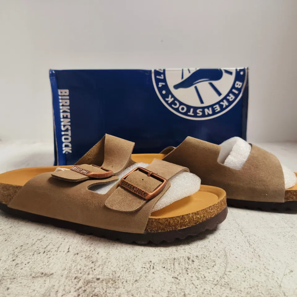 BOXED PAIR OF BIRKENSTOCK ARIZONA BS SANDALS IN MOCCA SIZE UK 5.5
