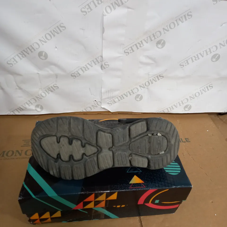 SKECHERS GO WALK FOAMIES SIZE 8