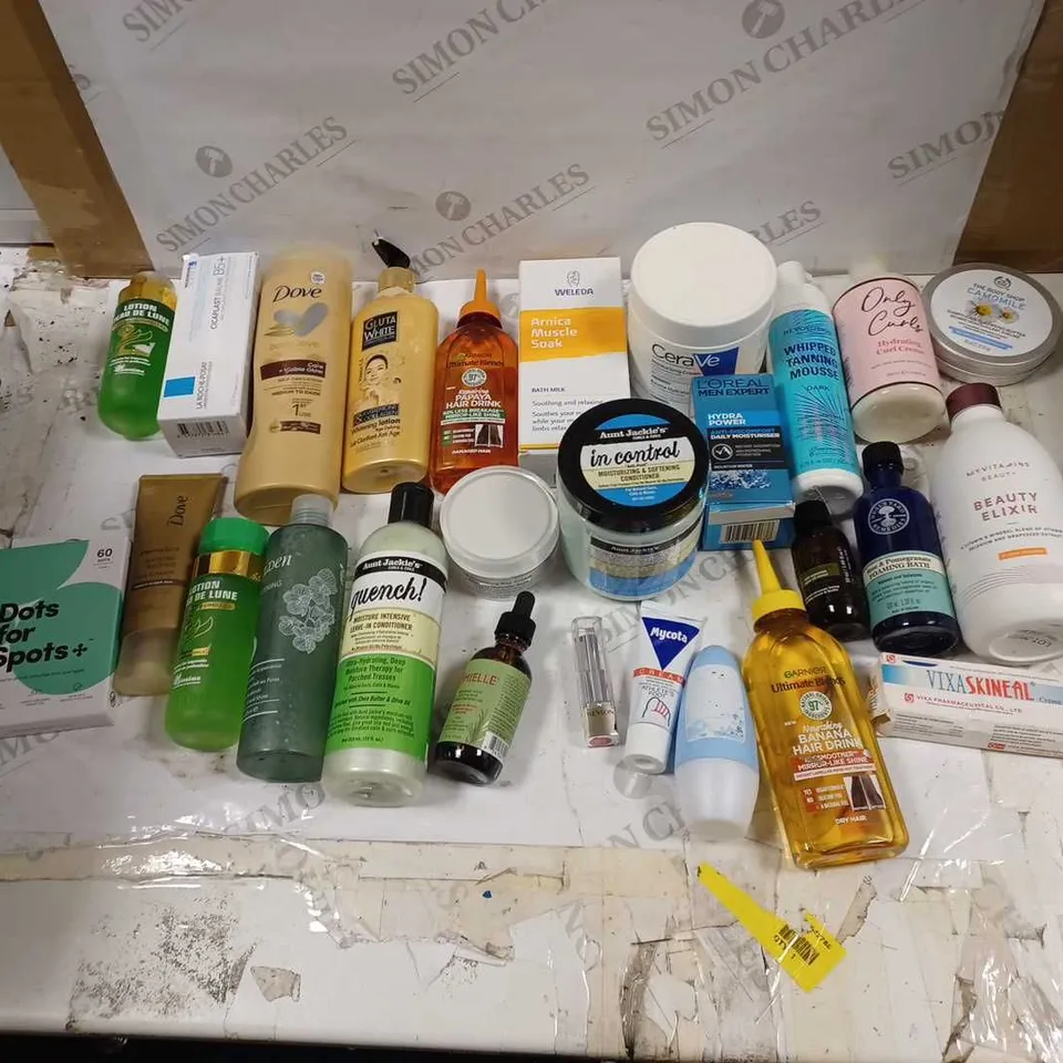 LOT OF APPROXIMATELY 20 HEALTH AND BEAUTY ITEMS TO INCLUDE THE BODY SHOP CAMOMILE CLEANSING BUTTER, DOVE SELF TAN MOISTURISER, AND DOTS FOR SPOTS+ ETC.