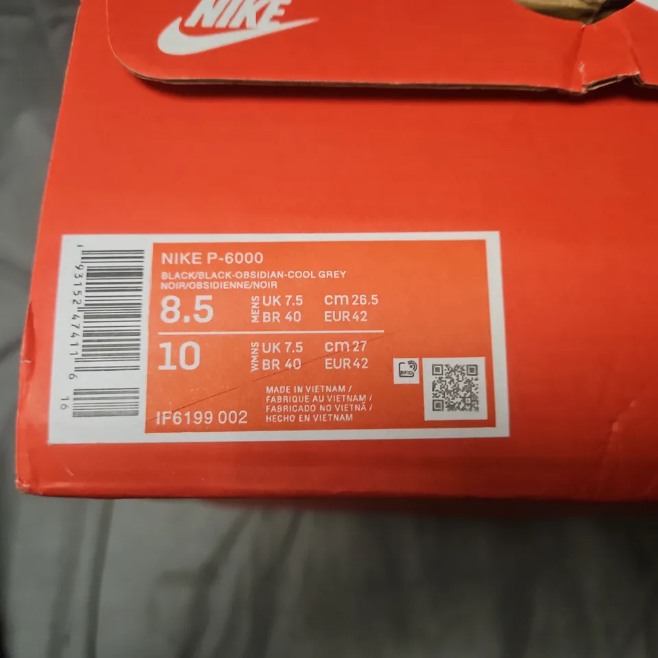 BOXED NIKE P-6000 TRAINERS – BLACK/OBSIDIAN/COOL GREY – UK 7.5 (US 8.5)