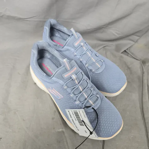 PAIR OF SKECHERS SUMMITS BUNGEE TRAINERS - 6.5 