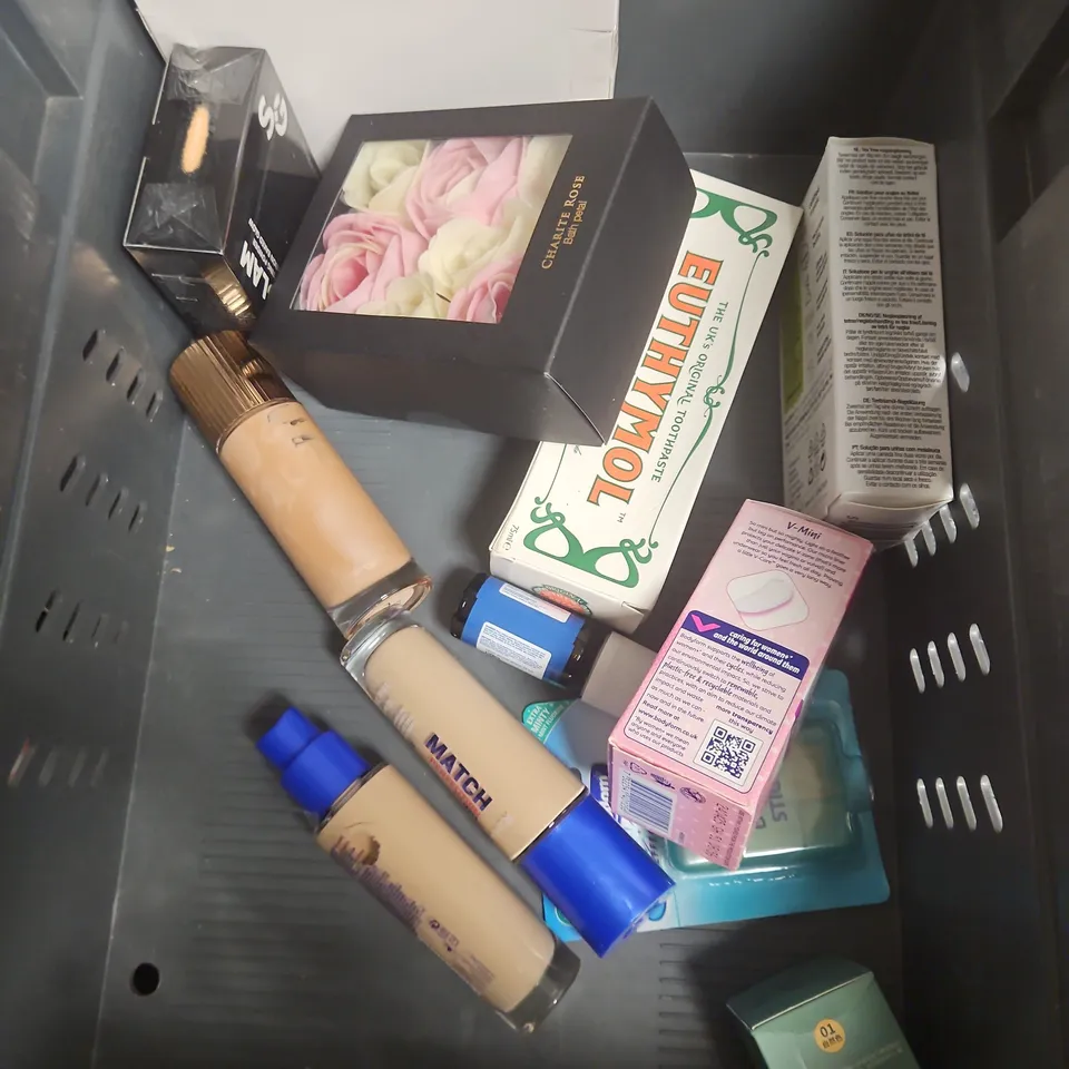 APPROXIMATEY 20 ASSORTED HEALTH AND BEAUTY PRODUCTS TO INCLUDE - LUMENE NIGHT MOISTURISER - GARNIER SALICYLIC SCRUB MASK - NEO INTENSE SERUM - ETC