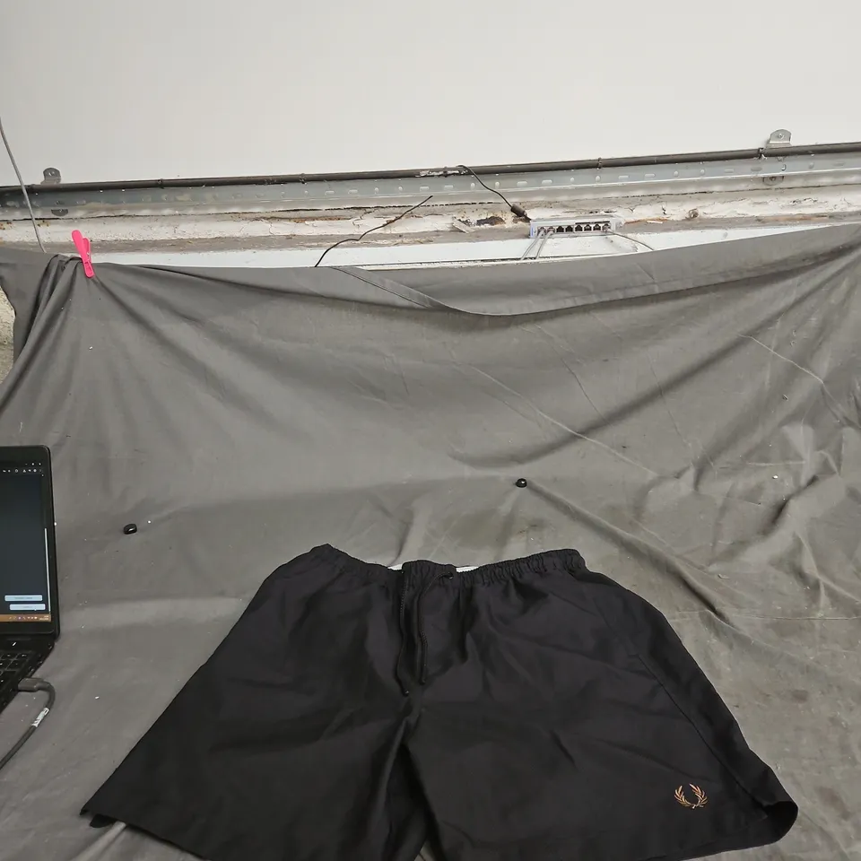 FRED PERRY BLACK MEN'S SHORTS – SIZE L WITH LAUREL LOGO