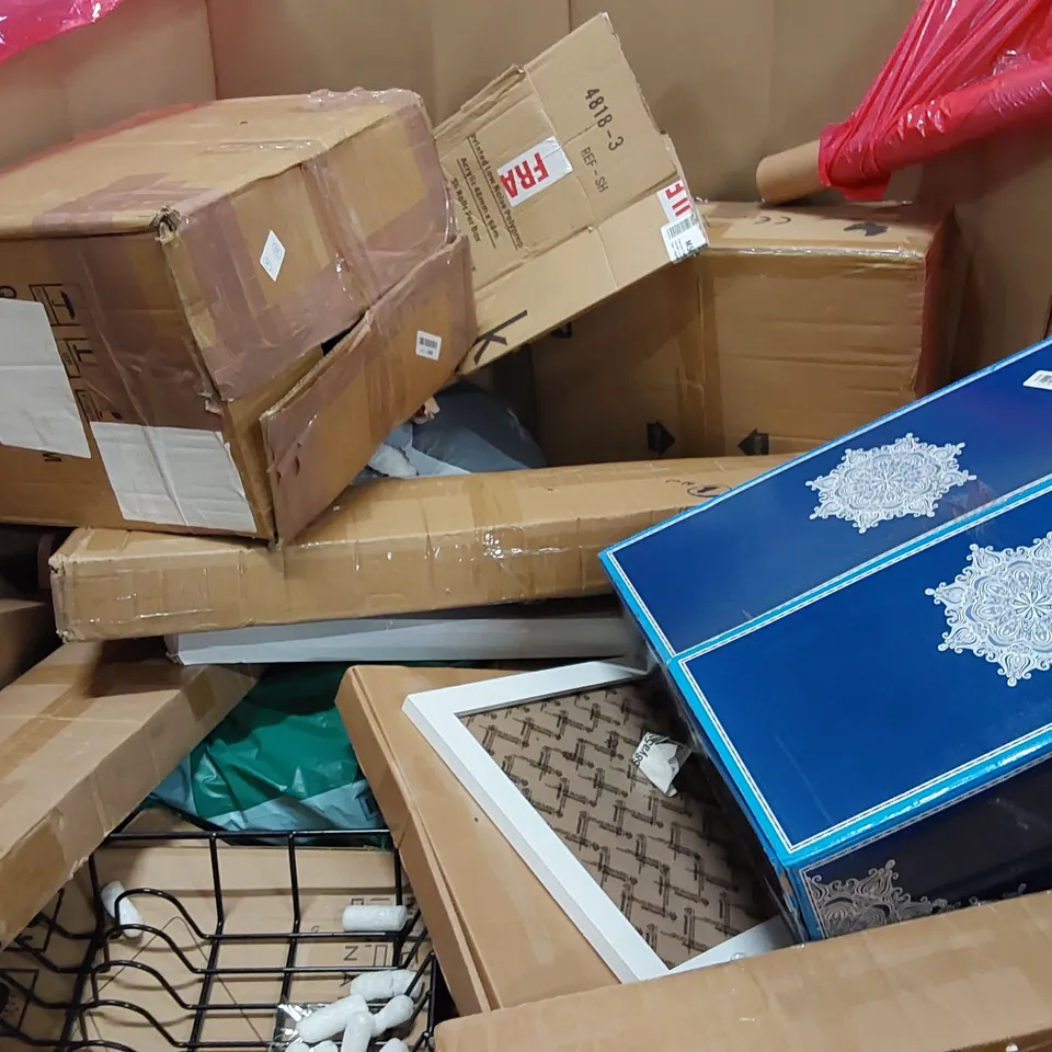PALLET OF ASSORTED ITEMS INCLUDING: BATHROOM MIRROR WITH LED LIGHT, ELECTRIC PATIO HEATER, CEILING LIGHT, AUDIO TURNTABLE, MATTRESS TOPPER 