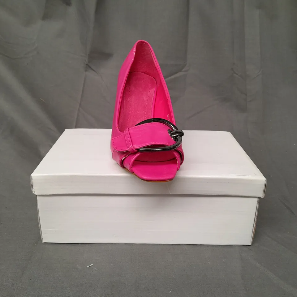 BOXED PAIR OF DESIGNER OPEN TOE MID HEELED SHOES IN FUCHSIA EU SIZE 36