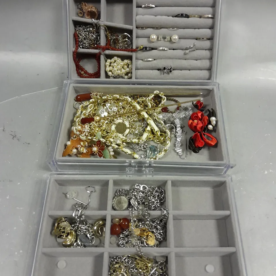 LARGE ASSORTMENT OF VARIOUS JEWELLERY TO INCLUDE RINGS, NECKLACES, EARRINGS ETC WITH STORAGE BOX