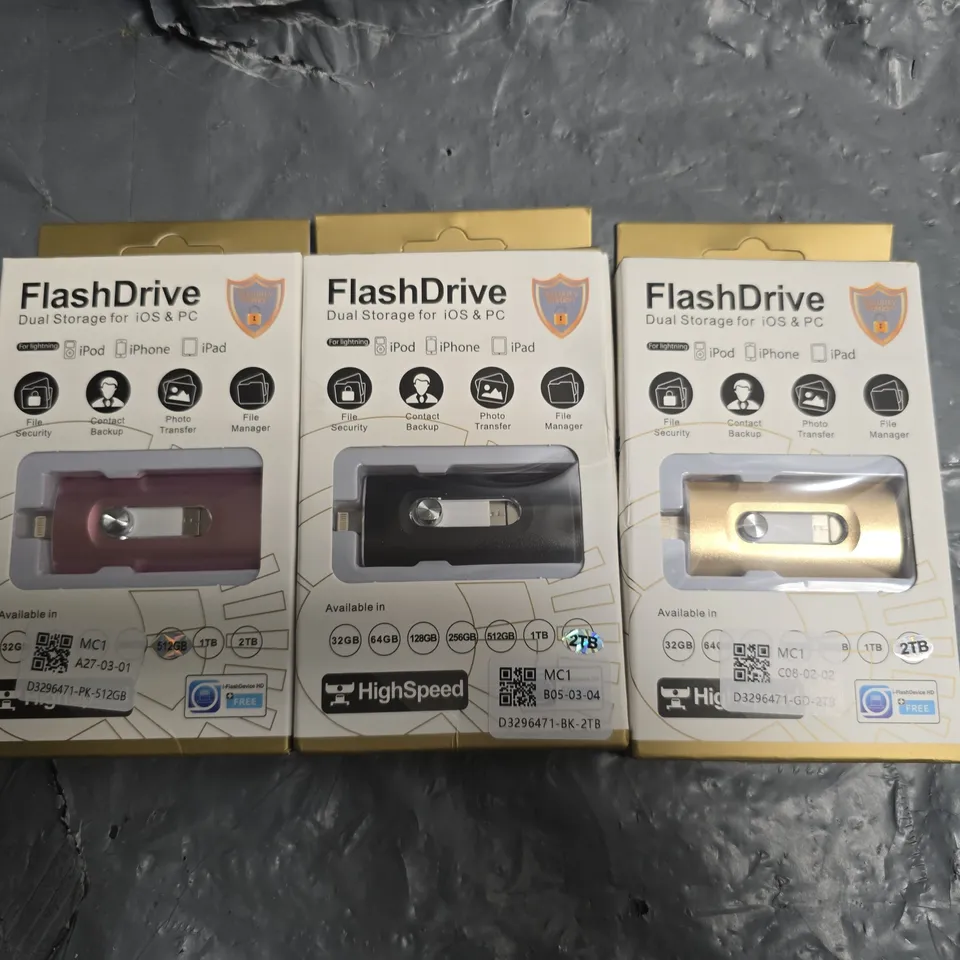 LOT OF APPROXIMATELY 40 BOXED FLASH DRIVES - VARIOUS SIZES 