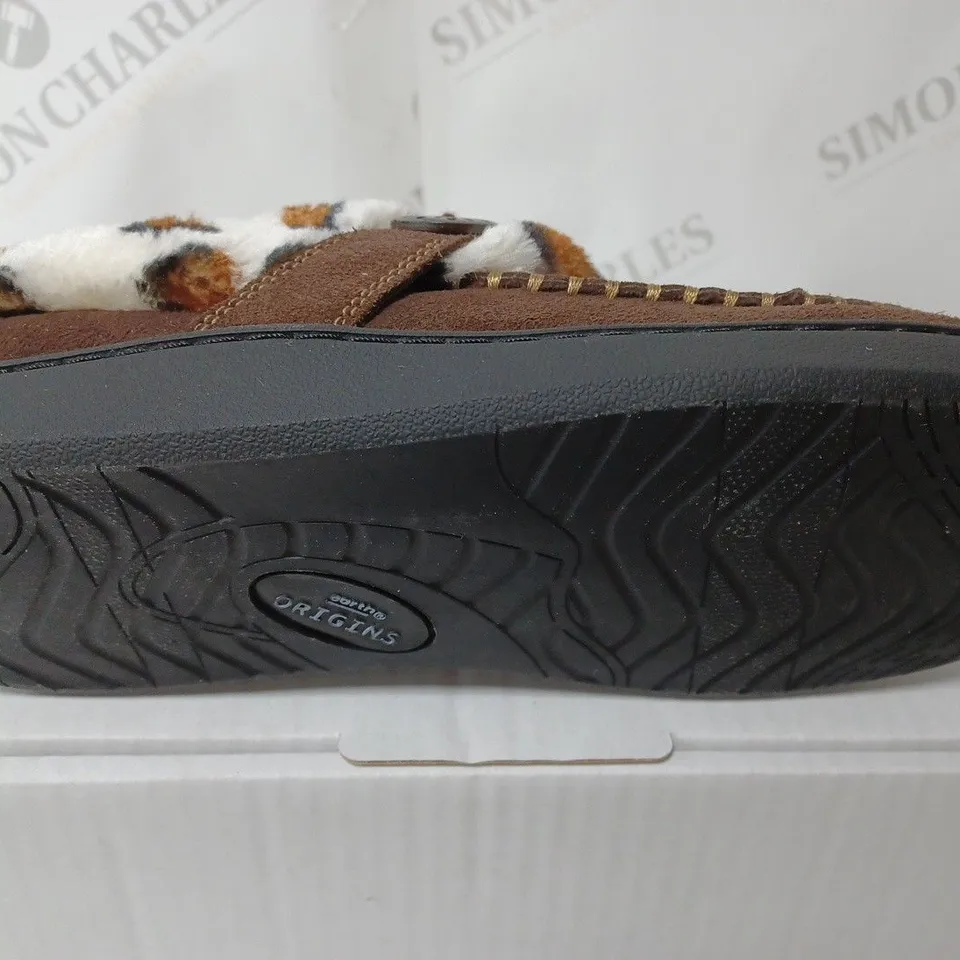EARTH SLIPPERS IN DARK BROWN - SIZE 5