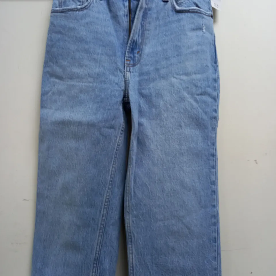 AMBERCROMBIE & FITCH ULTRA HIGH RISE THE 90S STRAIGHT JEANS IN WASHED BLUE - 25 OR