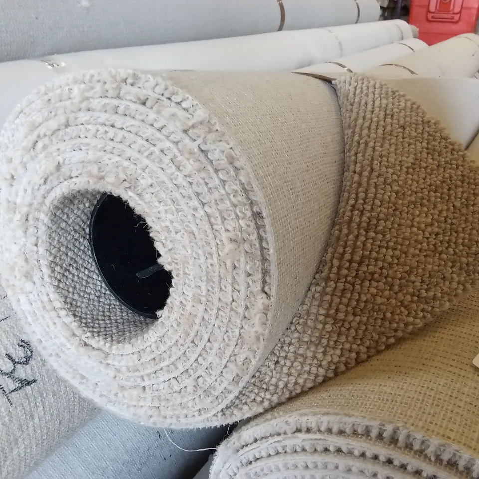 ROLL OF QUALITY DISCOVERY THEORY CARPET // APPROX SIZE: 4 x 5.62m