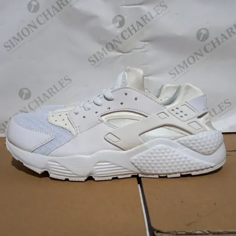 BOXED PAIR OF NIKE AIR HUARACHE IN WHITE SIZE 9