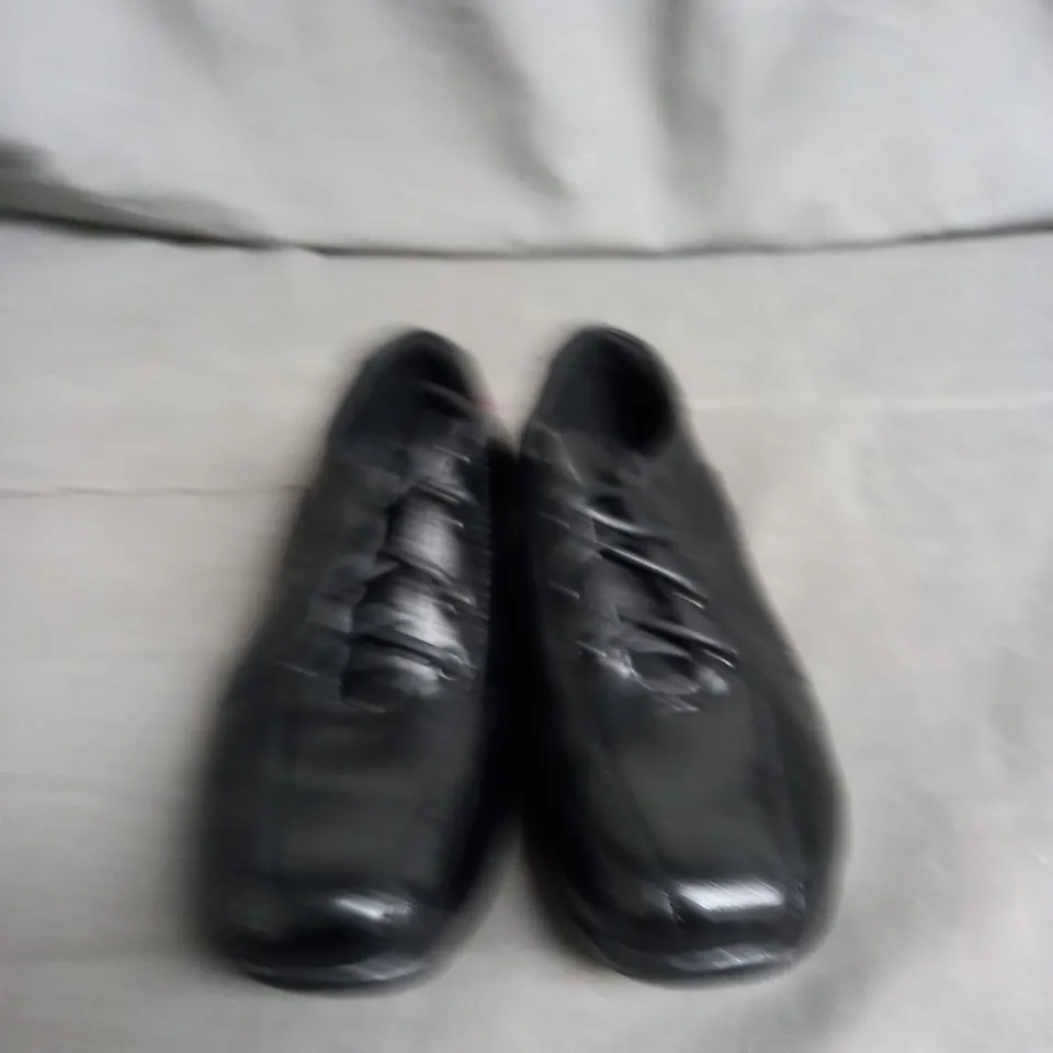 BOX OF APPROXIMATELY 10 PAIRS OF LAND COMMANDER BLACK LEATHER SHOES IN VARIOUS SIZES