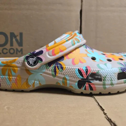 PAIR OF CROCS CLASSIC RETRO SUMMER CLOGS IN TAN W. MULTICOLOUR FLOWER DESIGN SIZE UK M7/W6
