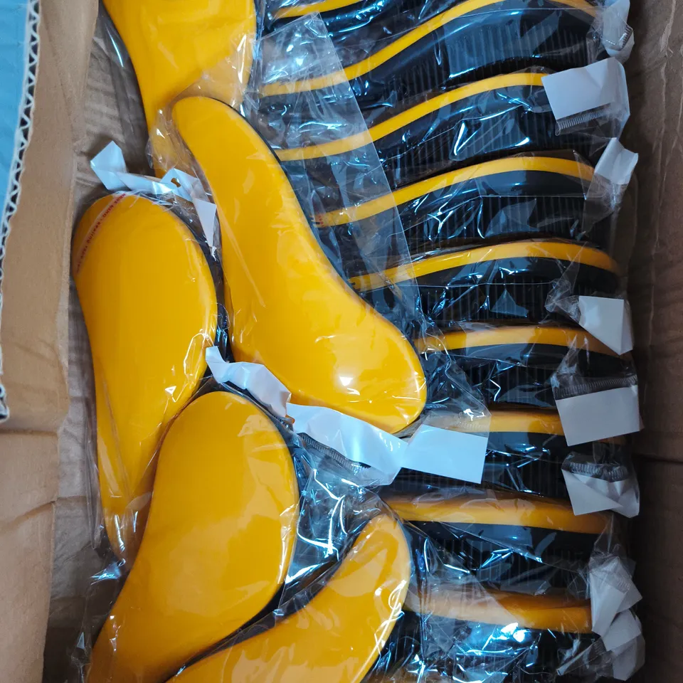 APPROXIMATELY 20 PLASTIC HAIRBRUSHES IN YELLOW/BLACK