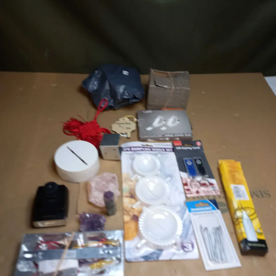 LOT OF ASSORTED ITEMS TO INCLUDE QUARTZ STONES, CLOTH CLIPS AND MINI TOOLS