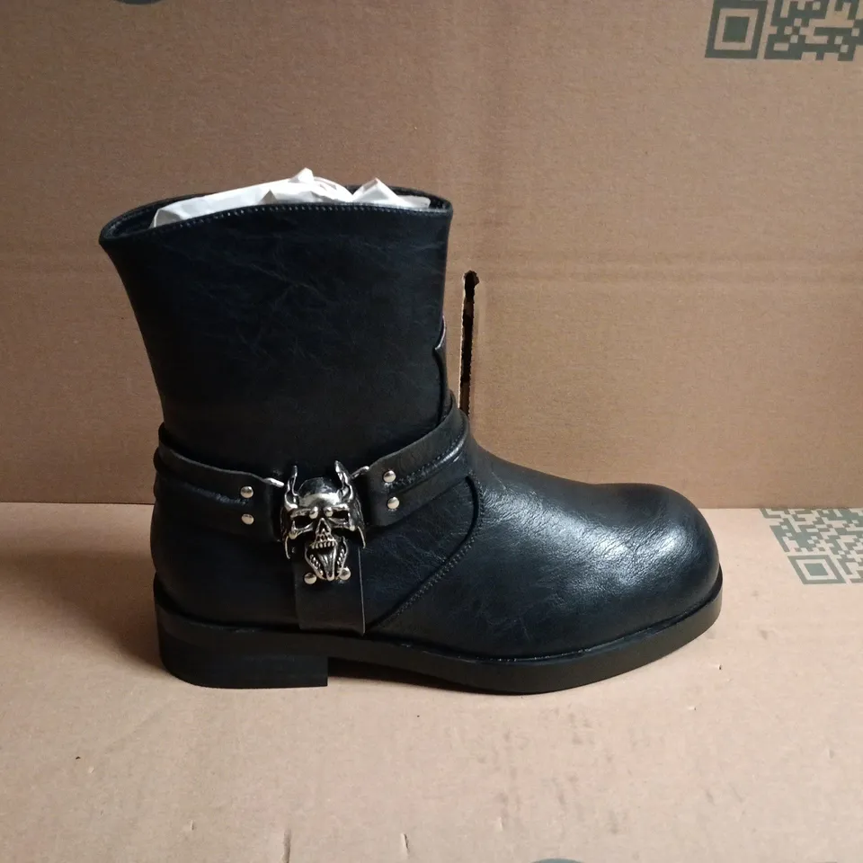 BOXED KOI LEGION MEN'S STACKED HARDWARE BIKER BOOTS - VINTAGE BLACK, UK 9