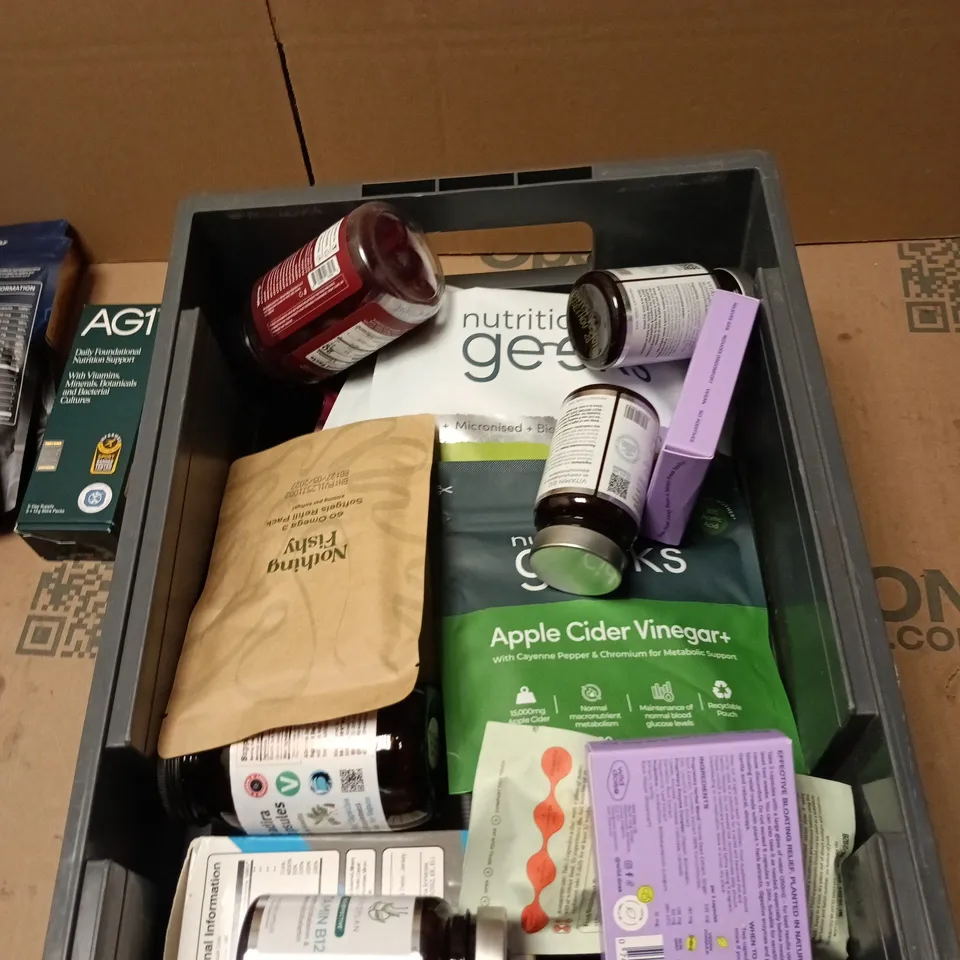 TOTE OF APPROXIMATELY 15 ASSORTED VITAMINS AND DIETARY SUPPLEMENTS TO INCLUDE: CRANBERRY EXTRACT 