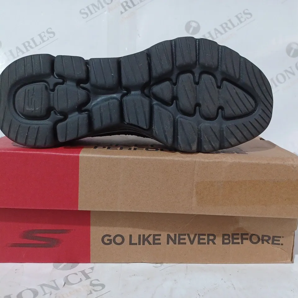 BOXED PAIR OF SKECHERS TRAINERS IN BLACK SIZE 4
