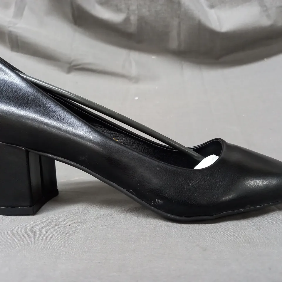 BOXED PAIR OF GIVANA POINTED TOE BLOCK HEEL SHOES IN BLACK 37