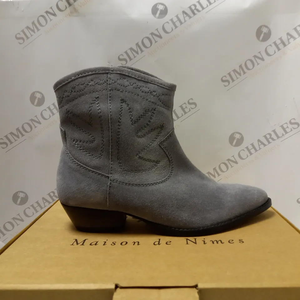 BOXED MAISON DE NIMES SUEDE WESTERN BOOTS, GREY - SIZE 6