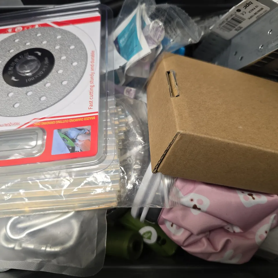 APPROXIMATELY 12 ASSORTED ITEMS TO INCLUDE - UNIVERSAL PLUG , GRINDING DISC ETC