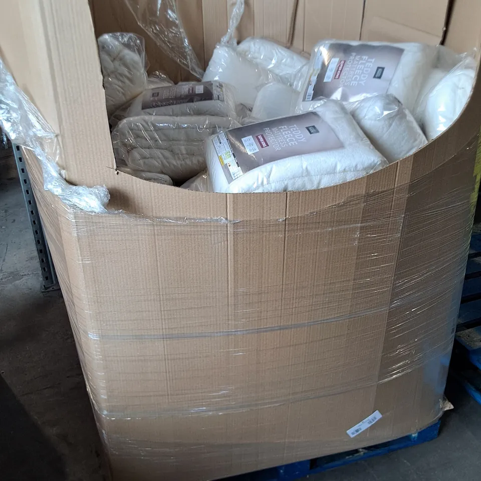 PALLET CONTAINING A LARGE QUANTITY OF AS NEW TEDDY FLEECE SUPER KING MATTRESS PROTECTORS