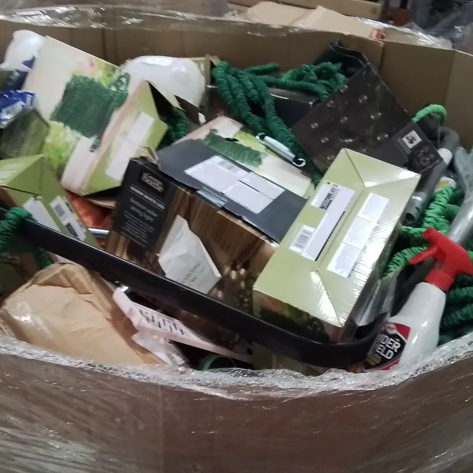PALLET CONTAINING A LARGE QUANTITY OF ASSORTED GARDEN PRODUCTS TO INCLUDE;FESTOON SOLAR LIGHT,HOSES,SPIDER REPELLENT,SHEARS