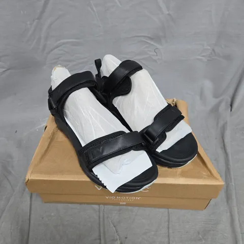 BOXED VIONIC WALK MAX SANDALS IN BLACK - 6.5