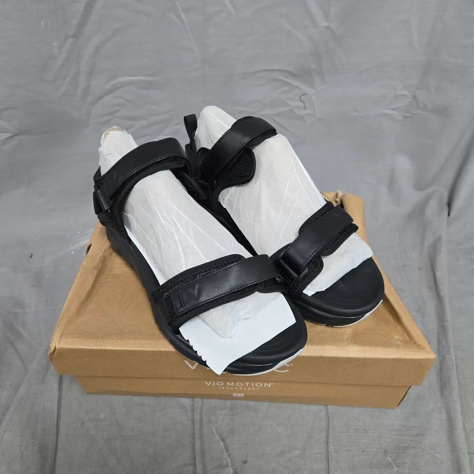 BOXED VIONIC WALK MAX SANDALS IN BLACK - 6.5