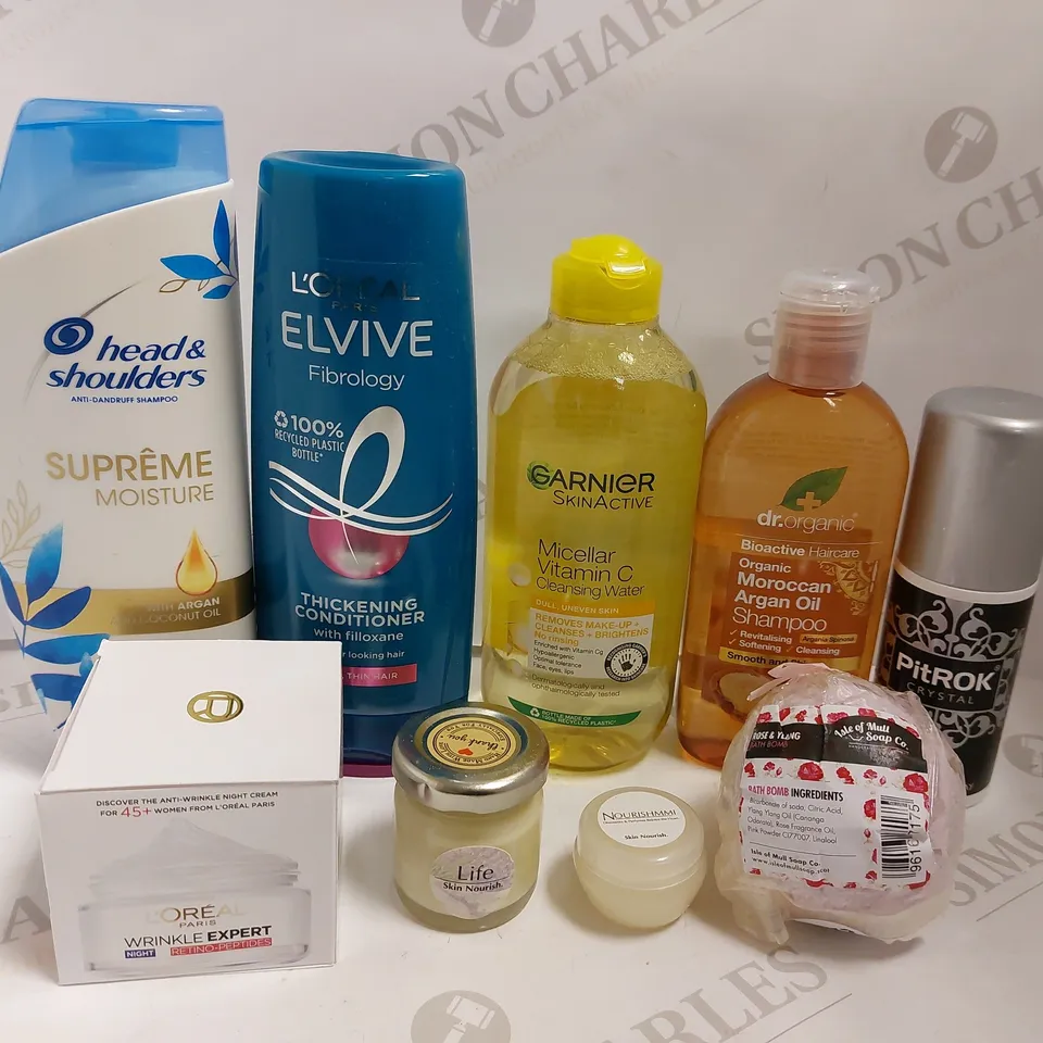 BOX OF APPROX 10 COSMETIC ITEMS TO INCLUDE HEAD AND SHOULDERS SHAMPOO, GARNIER MICELLAR WATER, DR. ORGANIC ARGAN OIL SHAMPOO