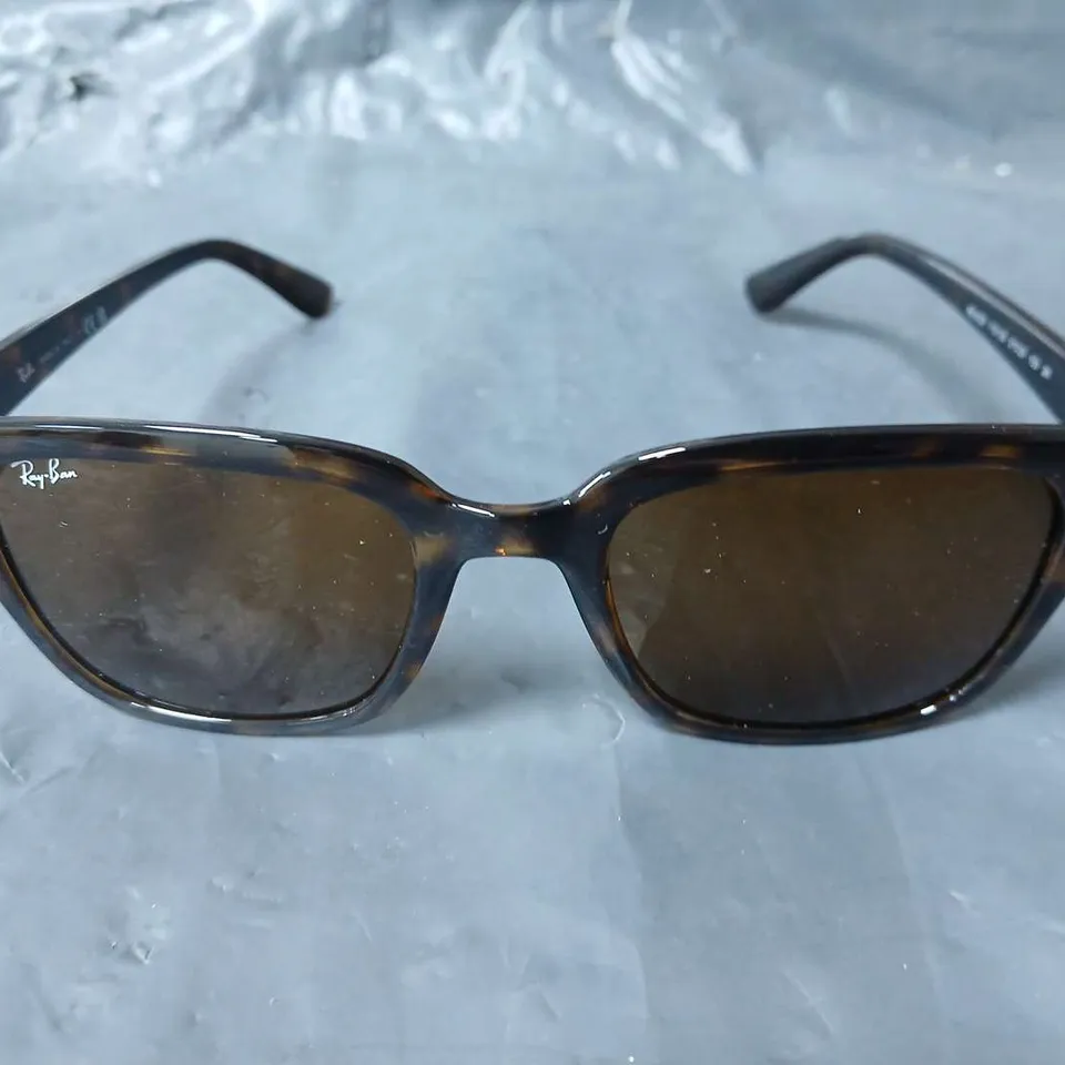 BOXED PAIR OF RAY BAN PATTERNED BROWN GLASSES