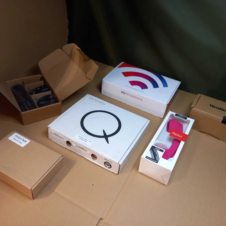 LOT OF APPROX 6 BOXED ASSORTED HOUSEHOLD ITEMS TO INCLUDE: SKY BROADBAND HUB, SKY Q MINI, RETRO HANDSET