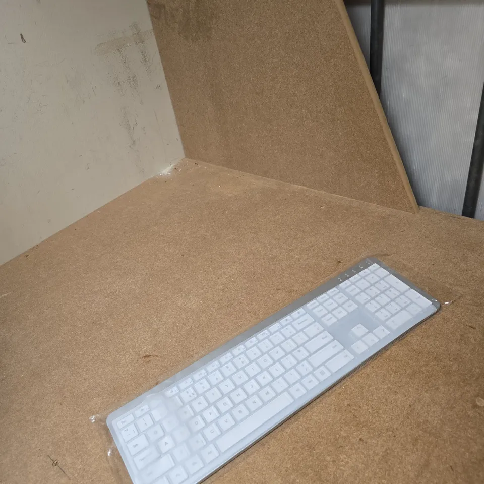 BOX OF APPROXIMATELY 10 ASSORTED ITEMS INCLUDING HDMI 2 IN 1 OUT KVM SWITCH , WAUY CHIC ELECTRIC HAIR BRUSH AND SEENDA KEYBOARD