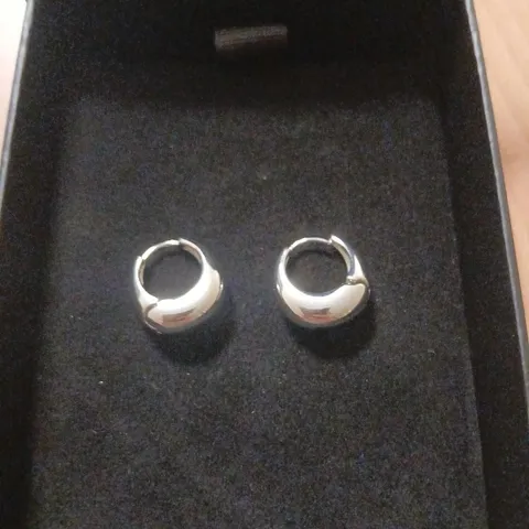 MALIKA CLEAN HUGGIE HOOP EARRINGS 