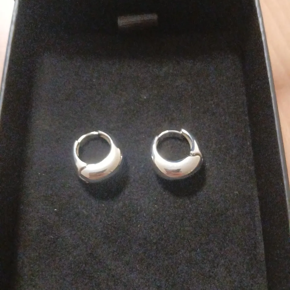MALIKA CLEAN HUGGIE HOOP EARRINGS